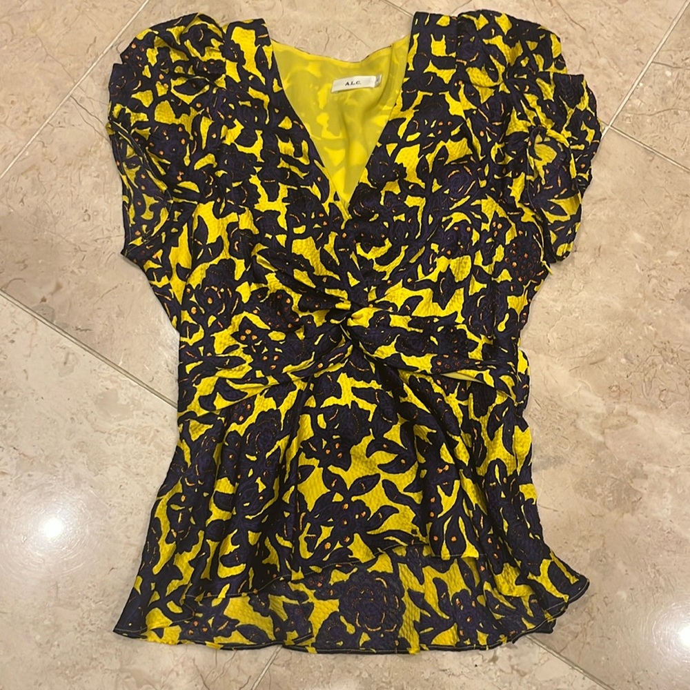 Like new Beautiful luxury 100% yellow purple floral top blouse hidden zipper💝